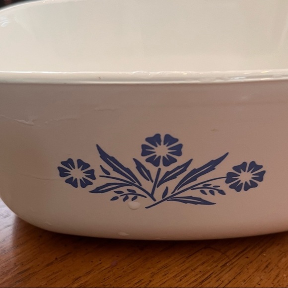 Vintage corningware white w/blue cornflowers 1 1/2 quart baking dish w/glass lid - Picture 3 of 10